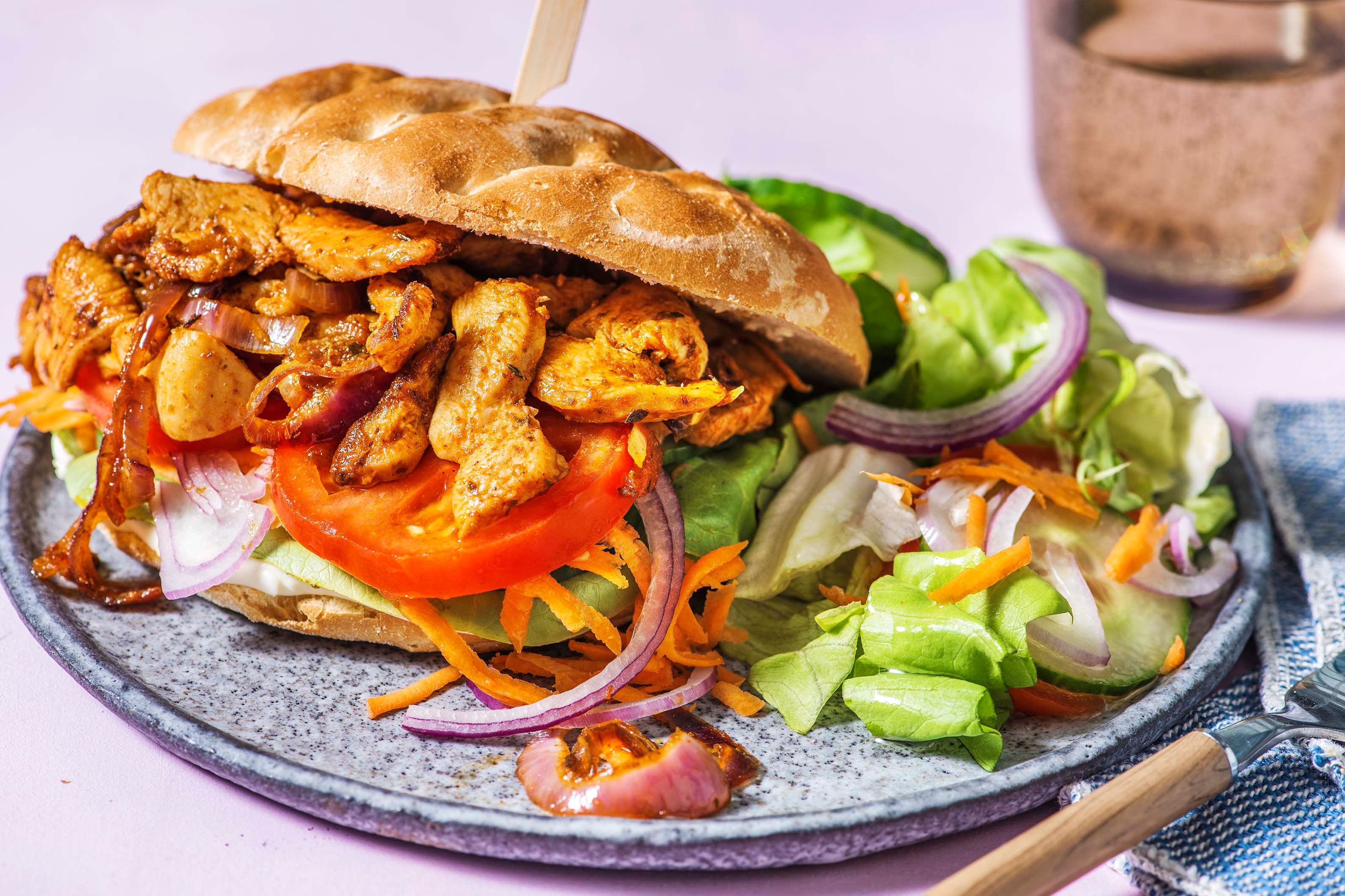 Broodje kalkoengyros met aioli