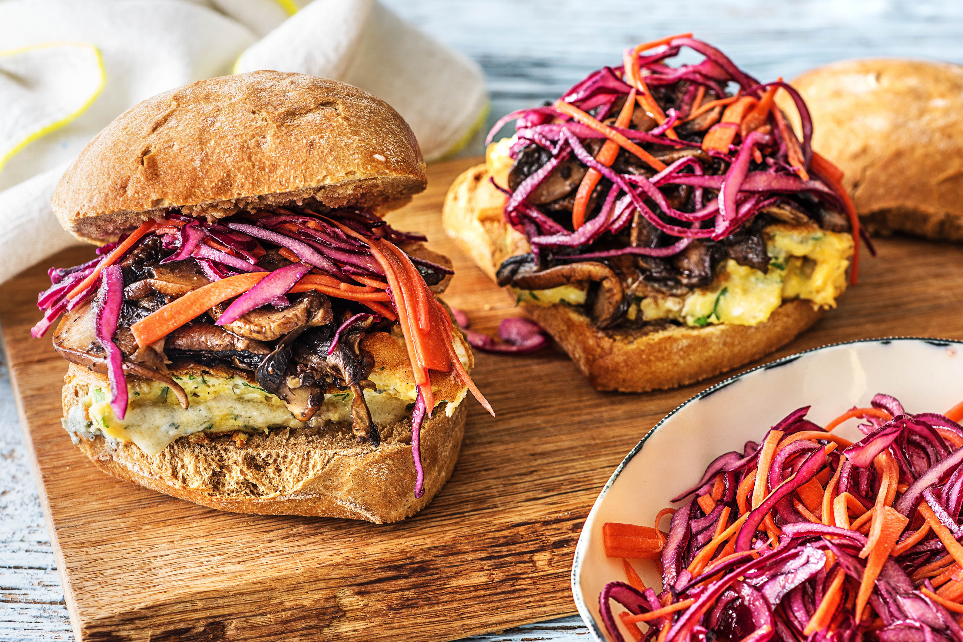 Petit pain garni d'une omelette au bleu