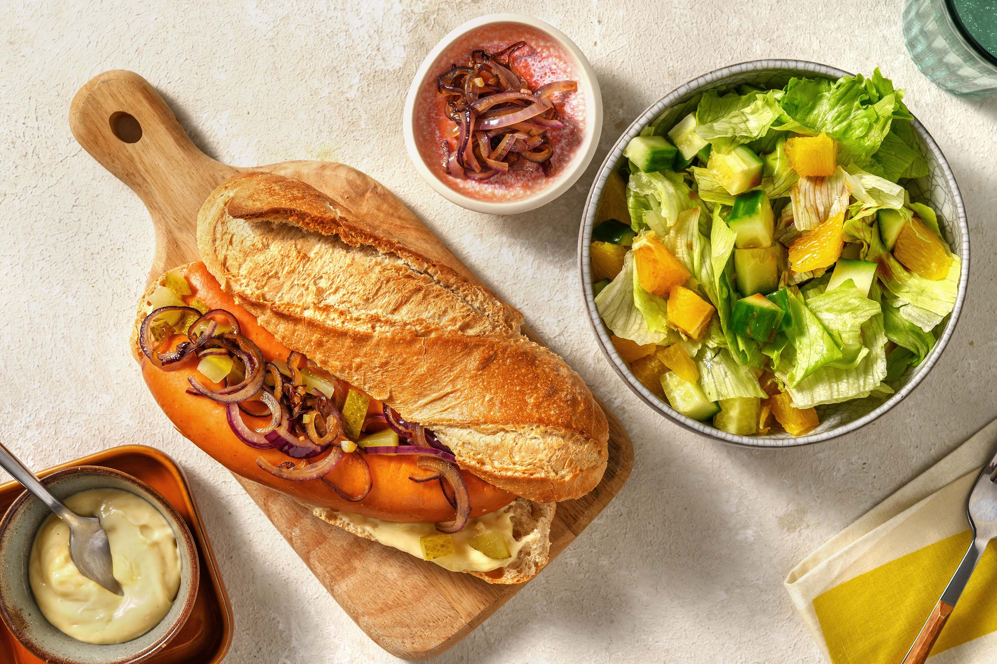 Petit pain, saucisse et sauce miel-moutarde