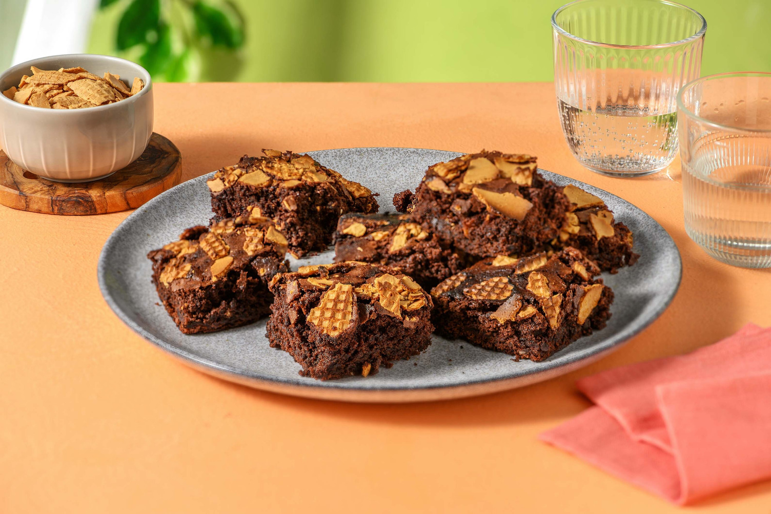 Brownies met stroopwafelkruimels en gebrande amandelen
