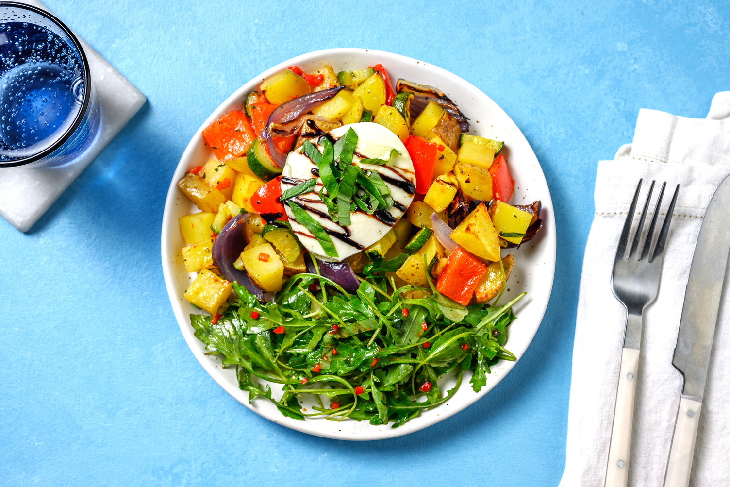 Büffelmozzarella auf Antipasti-Gemüse