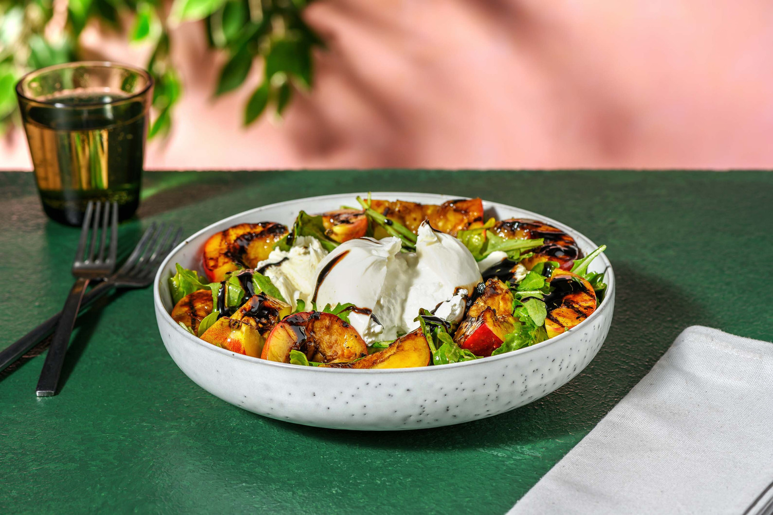 Büffelmozzarella mit gebratenem Balsamico-Pfirsich und Rucola