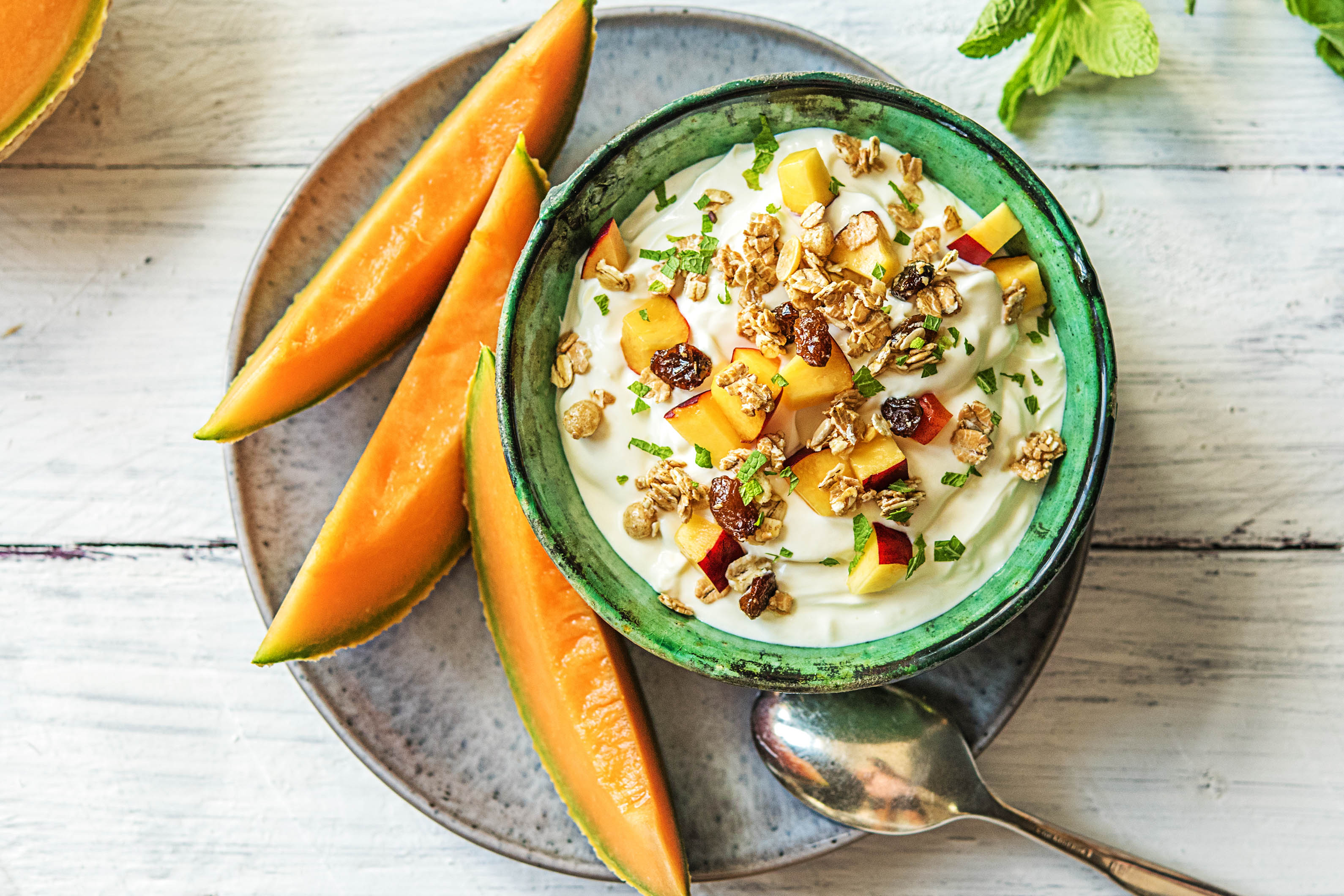 Bulgaarse yoghurt met nectarine, meloen, muesli en verse munt