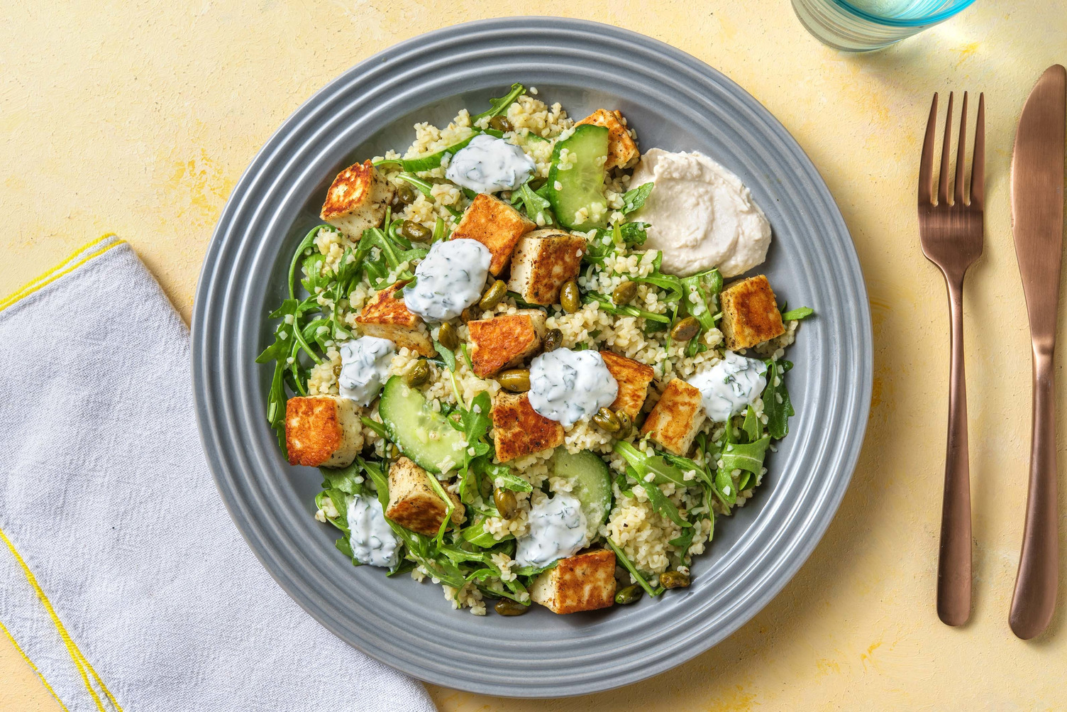 Bulgursalat mit Harissa-Halloumi