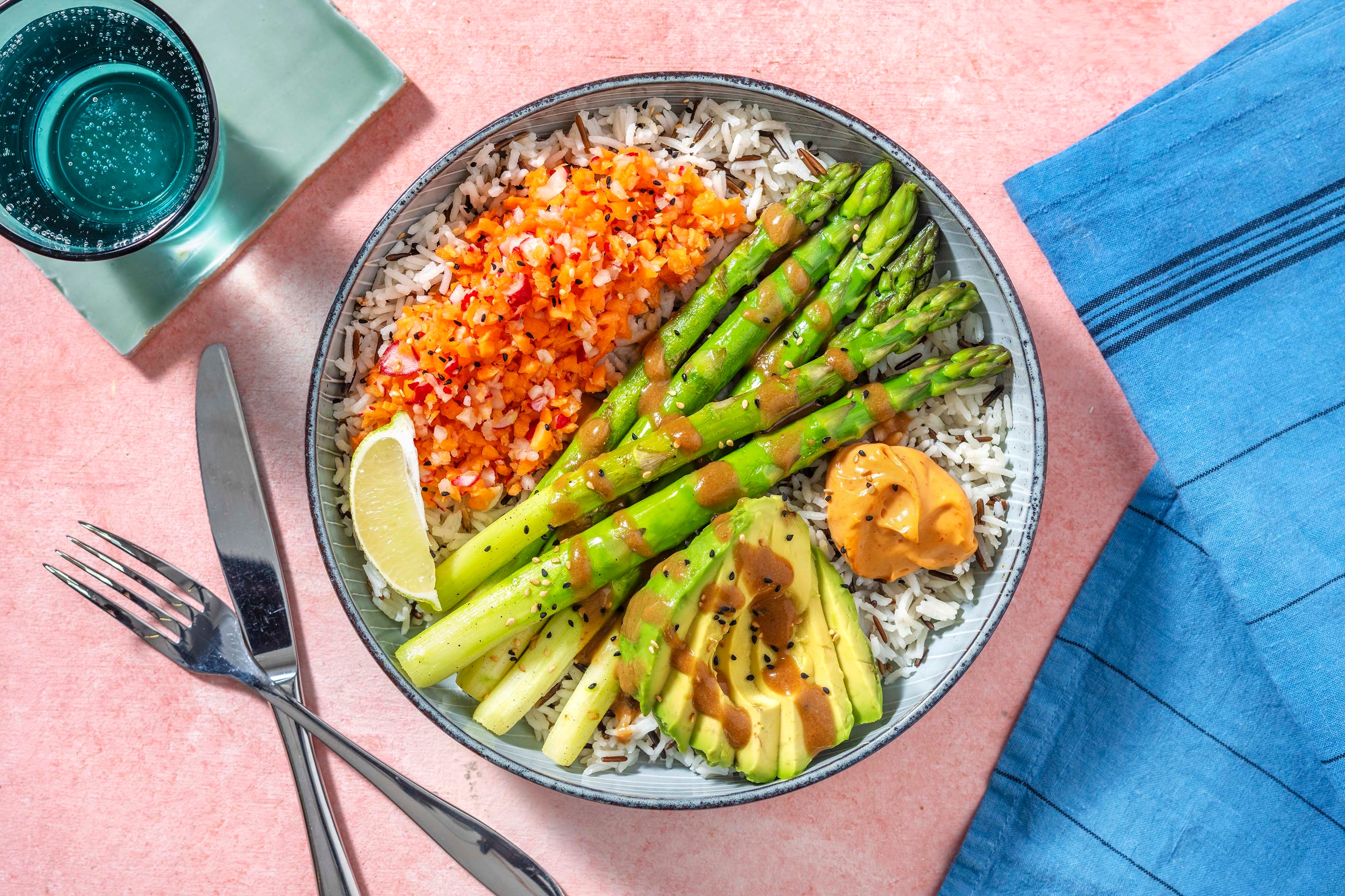 Bunte Asia-Bowl mit grünem Spargel