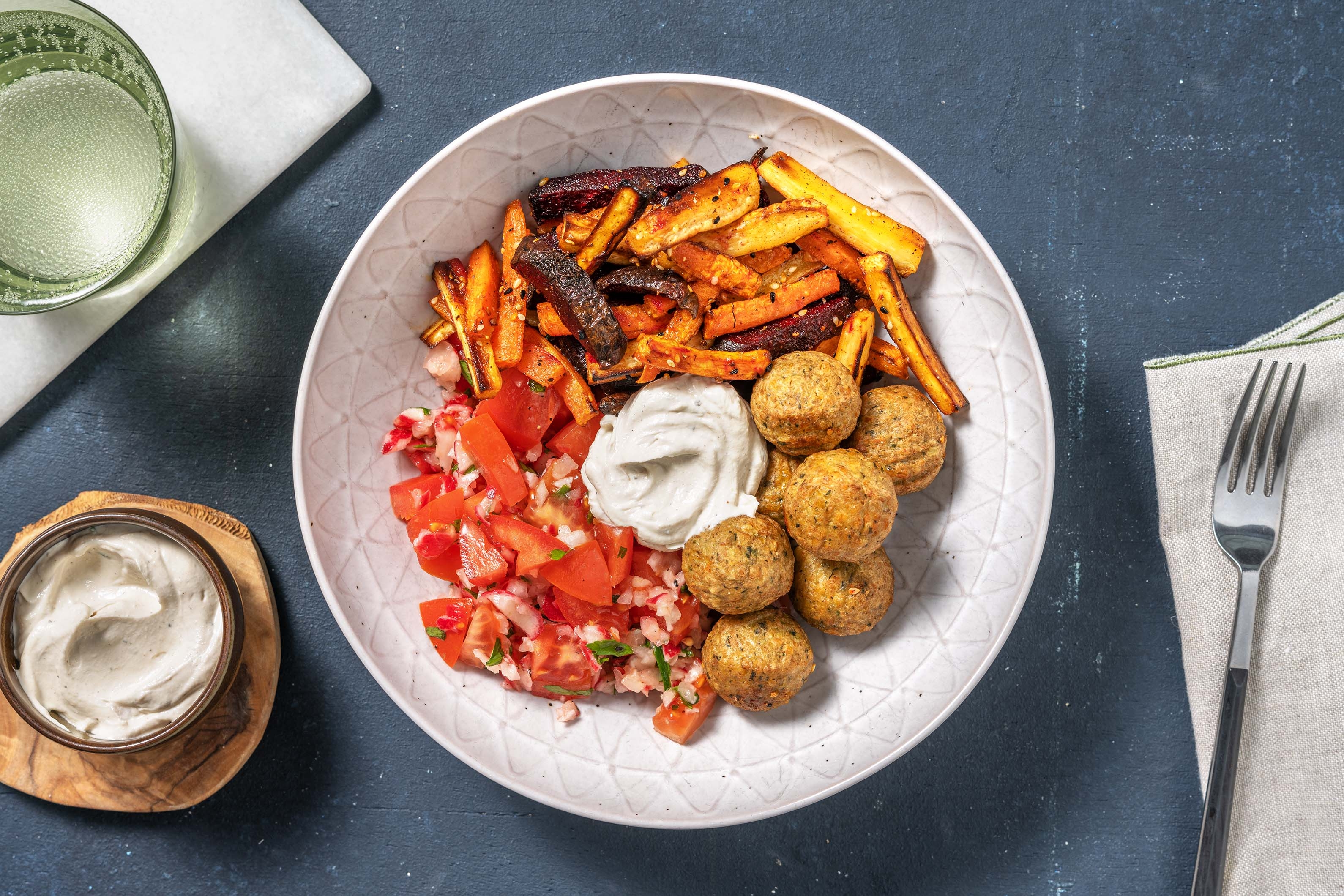 Bunte Falafel Bowl mit Wurzelgemüse
