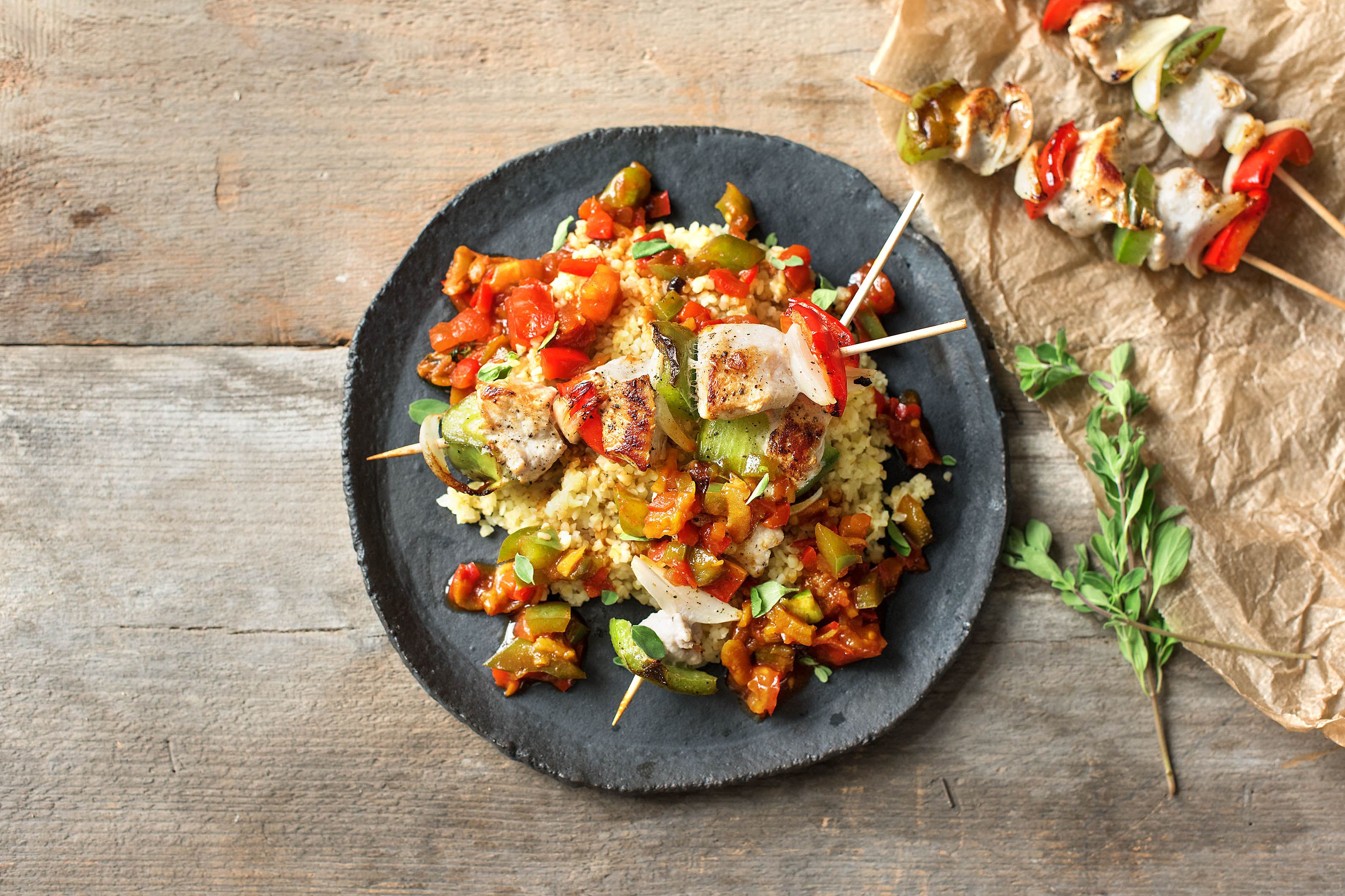 Bunte Schaschlikspieße mit Schweinelachs, zweierlei Paprika