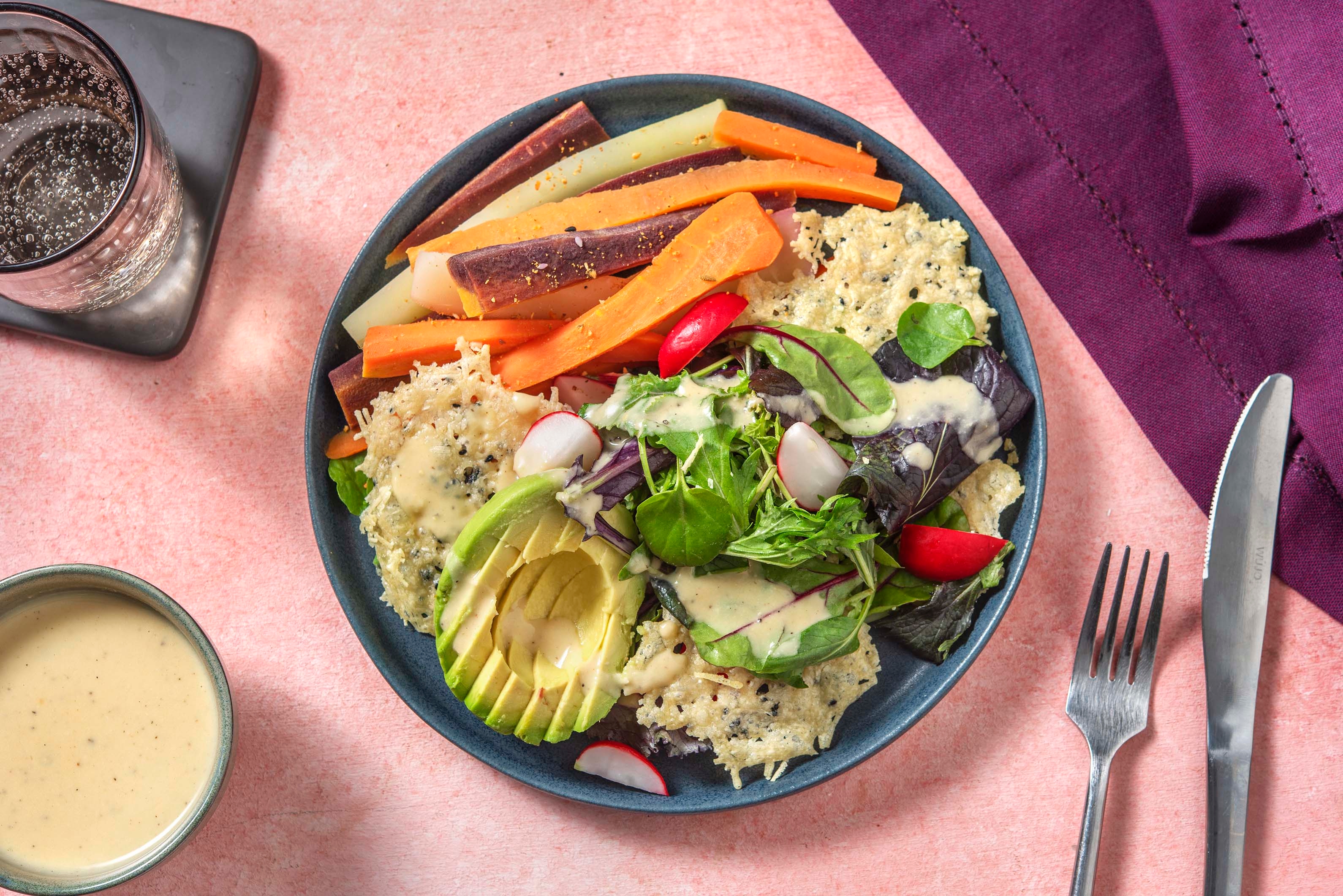 Salat mit Hummus-Sesam-Dressing & Käse-Chips