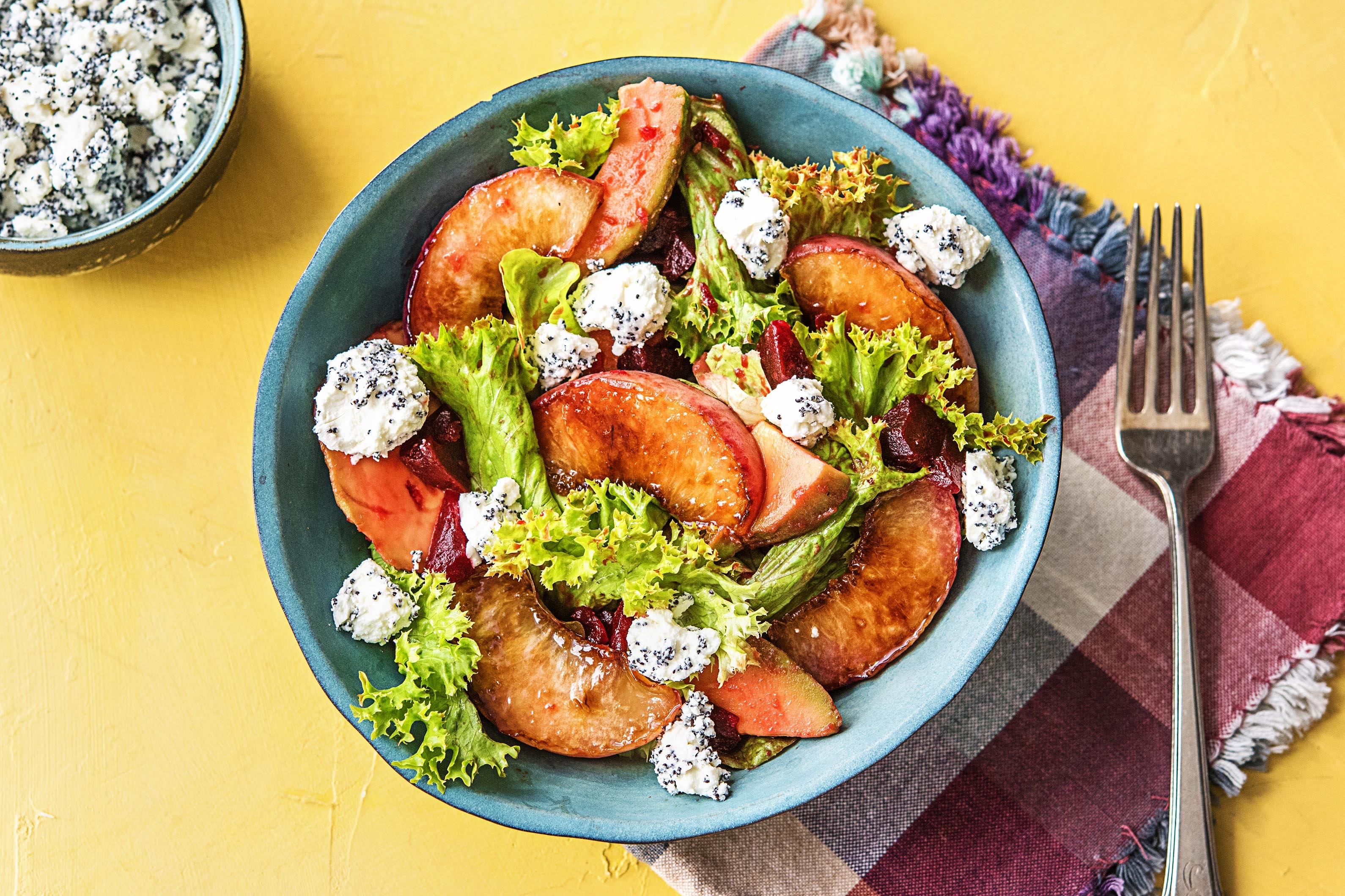 Avocadosalat mit Mohn-Hirtenkäse,