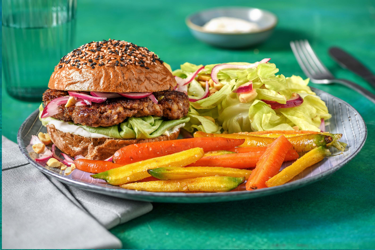 Aziatische-stijl hamburger op een wortelbroodje