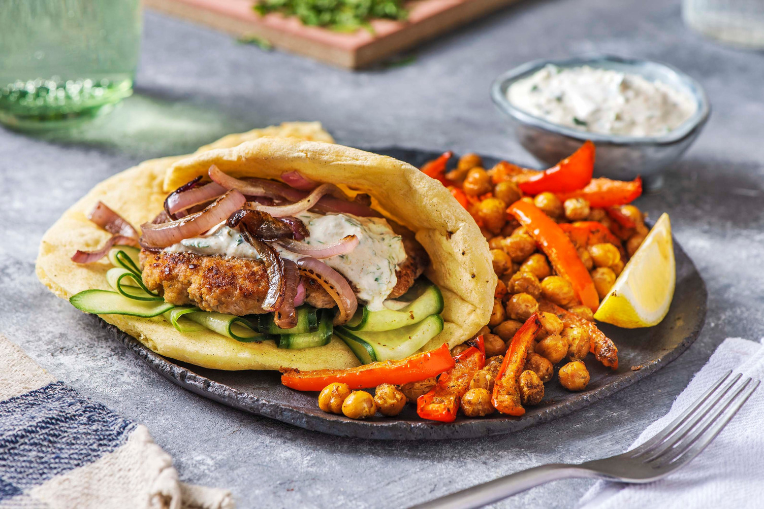 Kipburger met naanbroodje en tzatziki