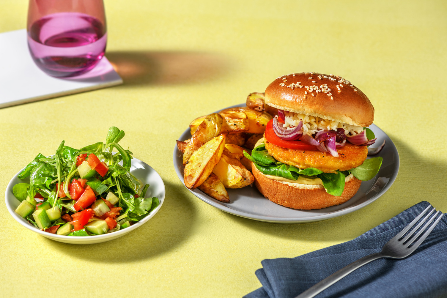 Krokante vegetarische kipburger met zoete rode ui