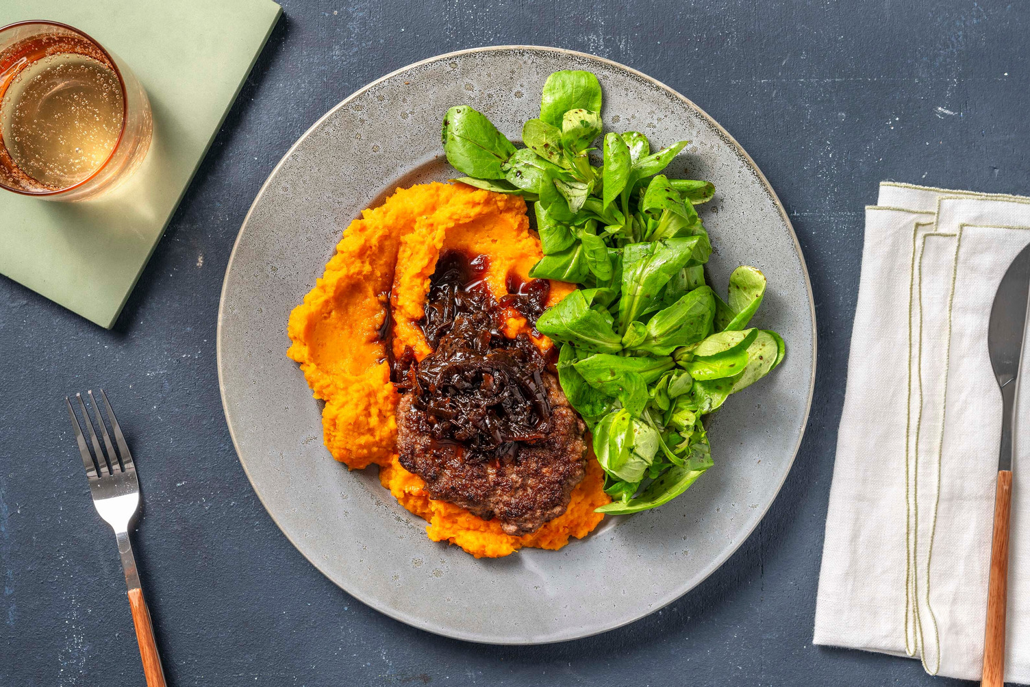 Wildzwijnburger met jus van pikante uienchutney