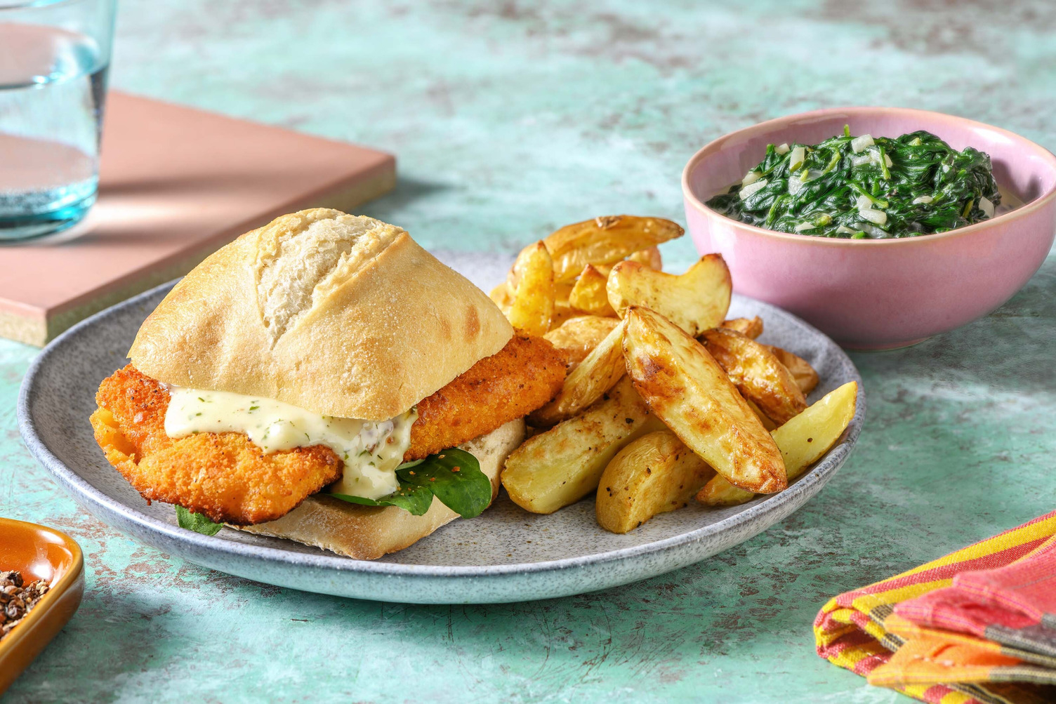 Visburger met meerzadenvisschnitzel en ravigotesaus