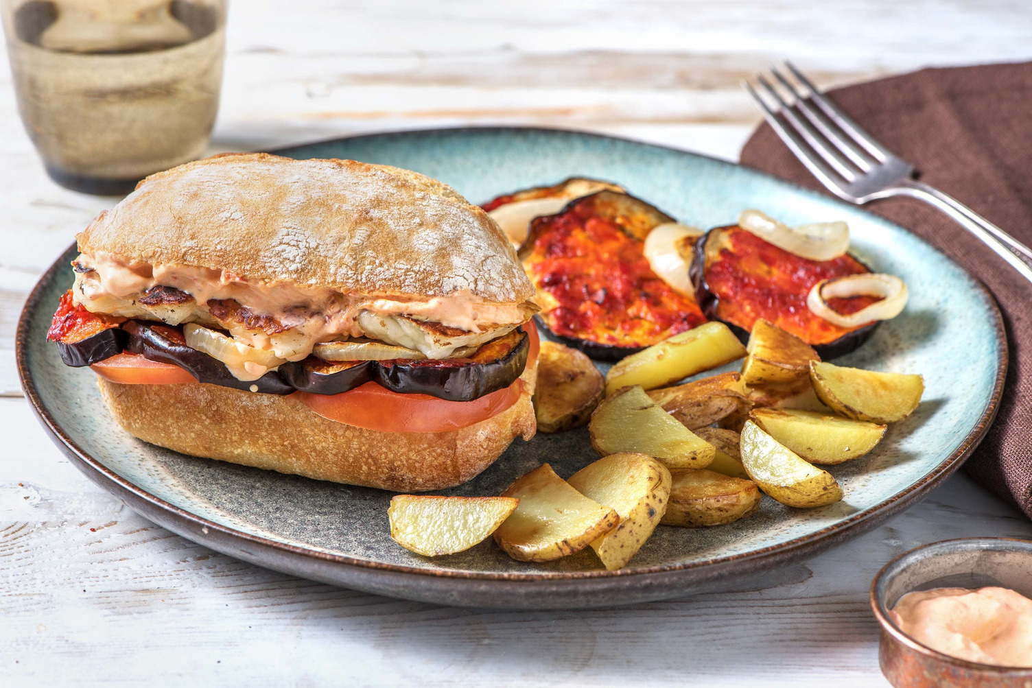 Halloumi-burger met aubergine en frisse yoghurtsaus
