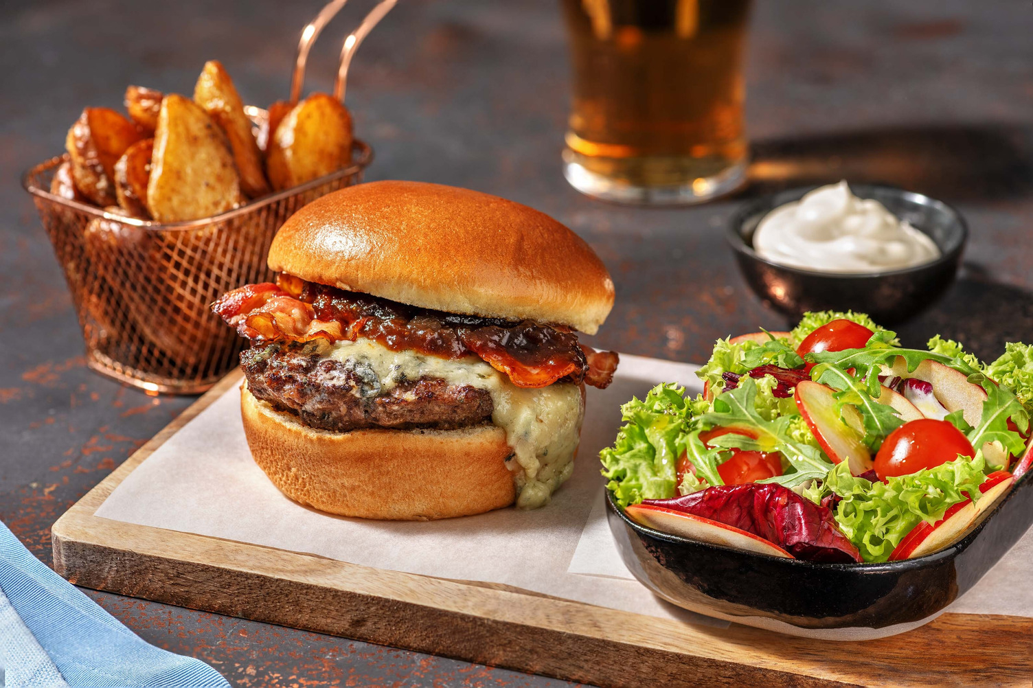 Meatier hamburger met blauwe kaas en spek