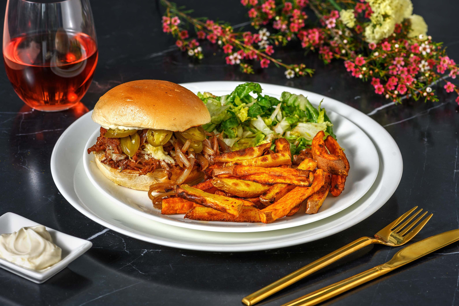 Burger pulled pork aux épices BBQ & cheddar