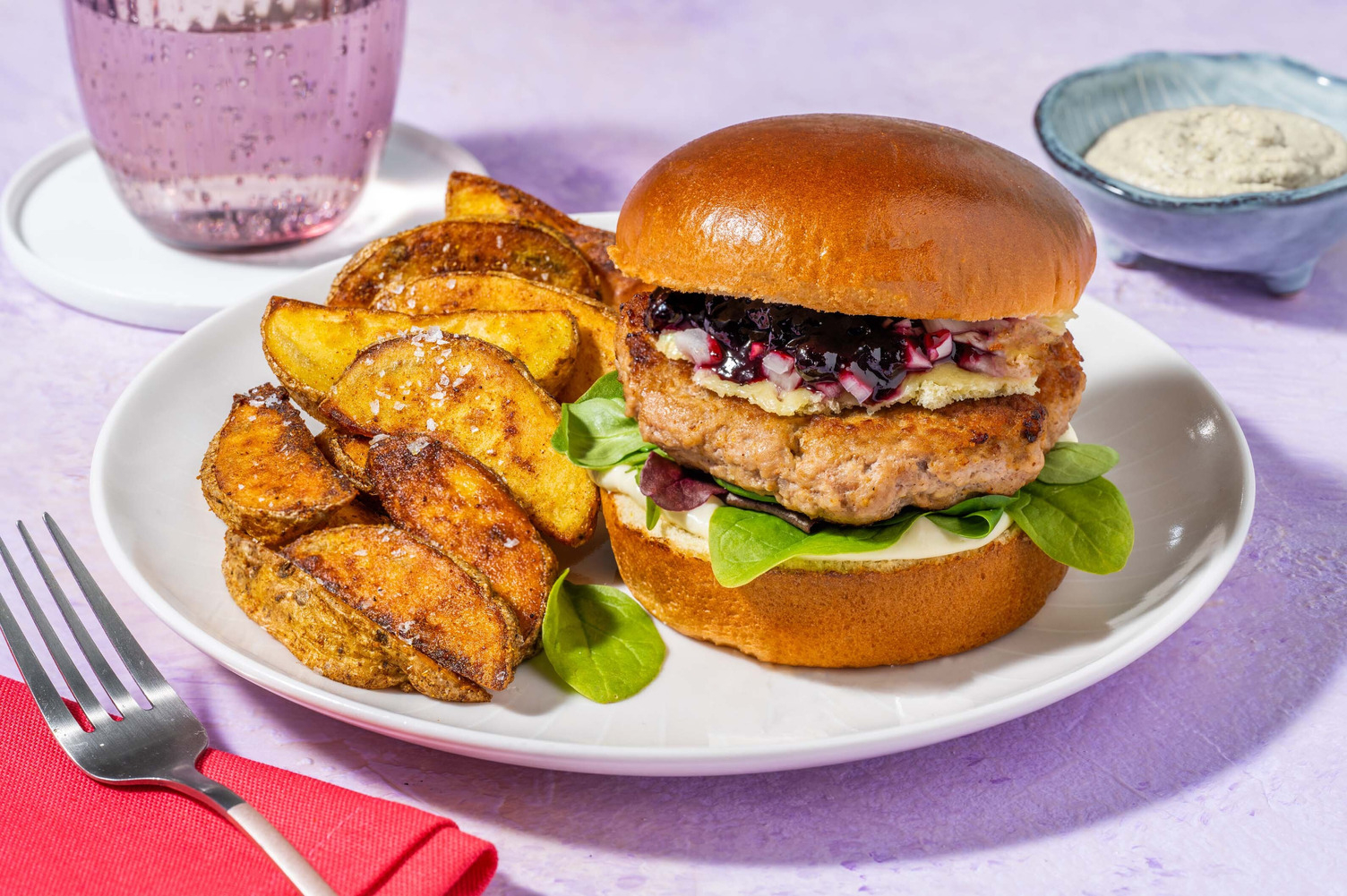 Burgers de porc au fromage avec sauce aux bleuets acidulée