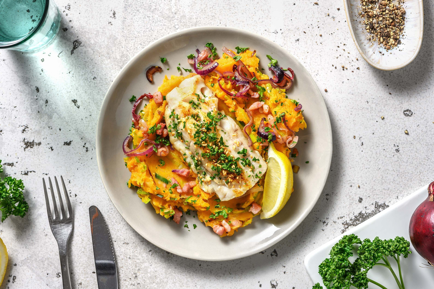 Kabeljauw met zoete-aardappelpuree en spekjes