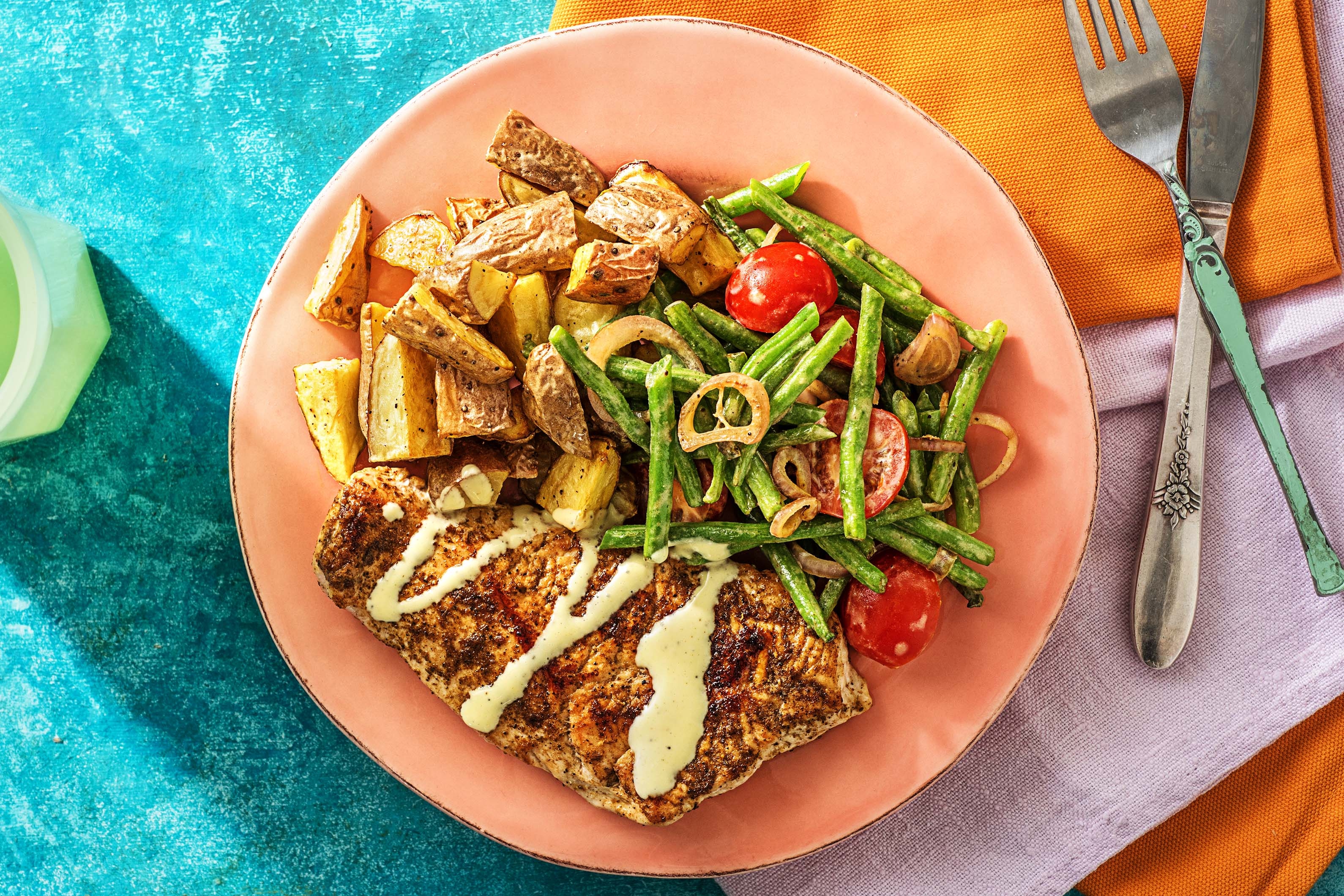 Dinde noircie à la cajun avec salade de tomates et haricots verts
