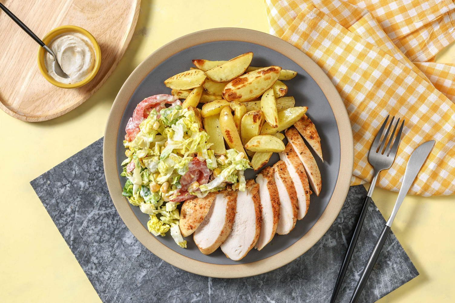 Cajun-Chicken mit Salat in Buttermilch-Dressing