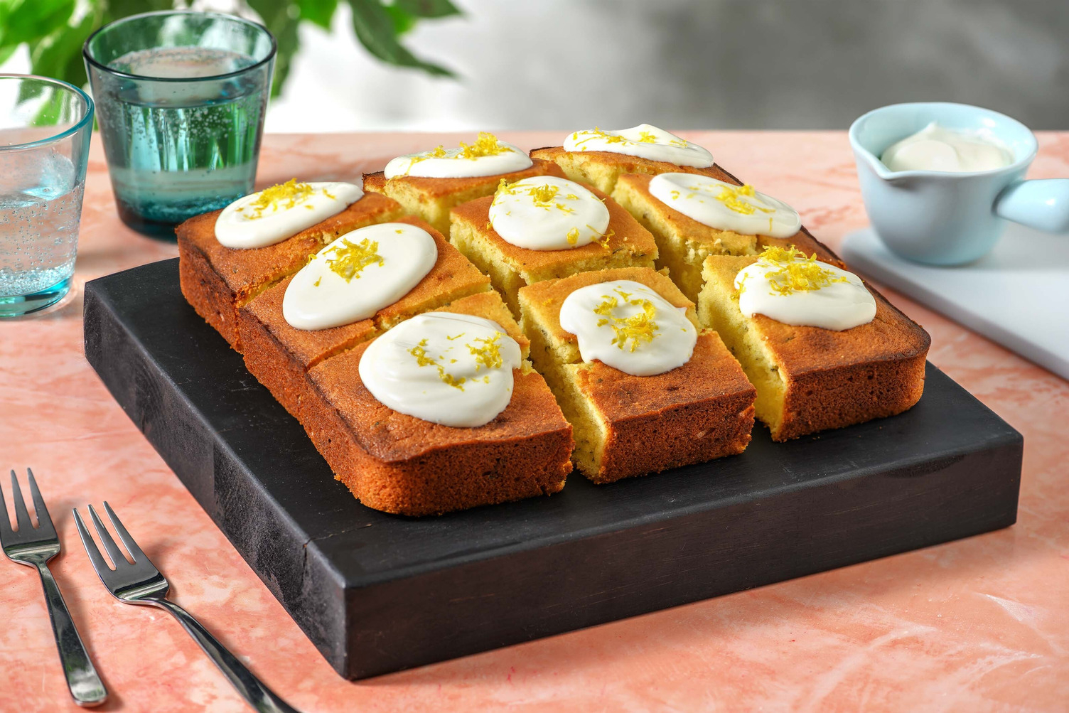 Citroen-yoghurtcake met verse munt