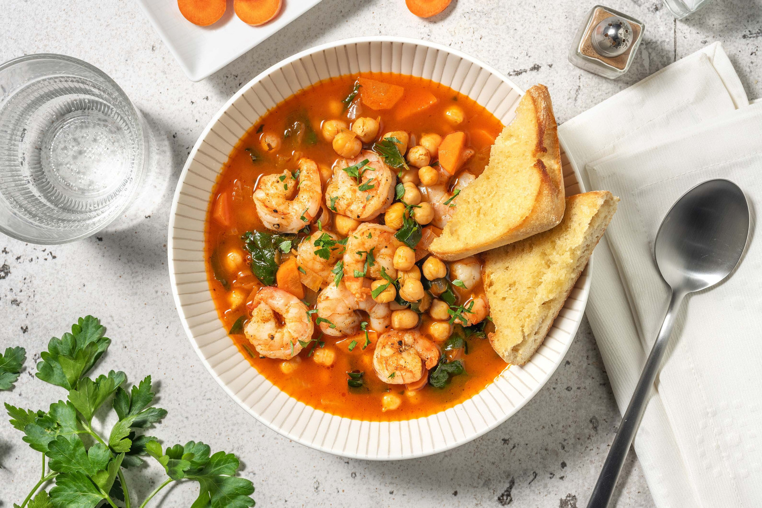 Ragoût de double crevettes et de pois chiches au harissa
