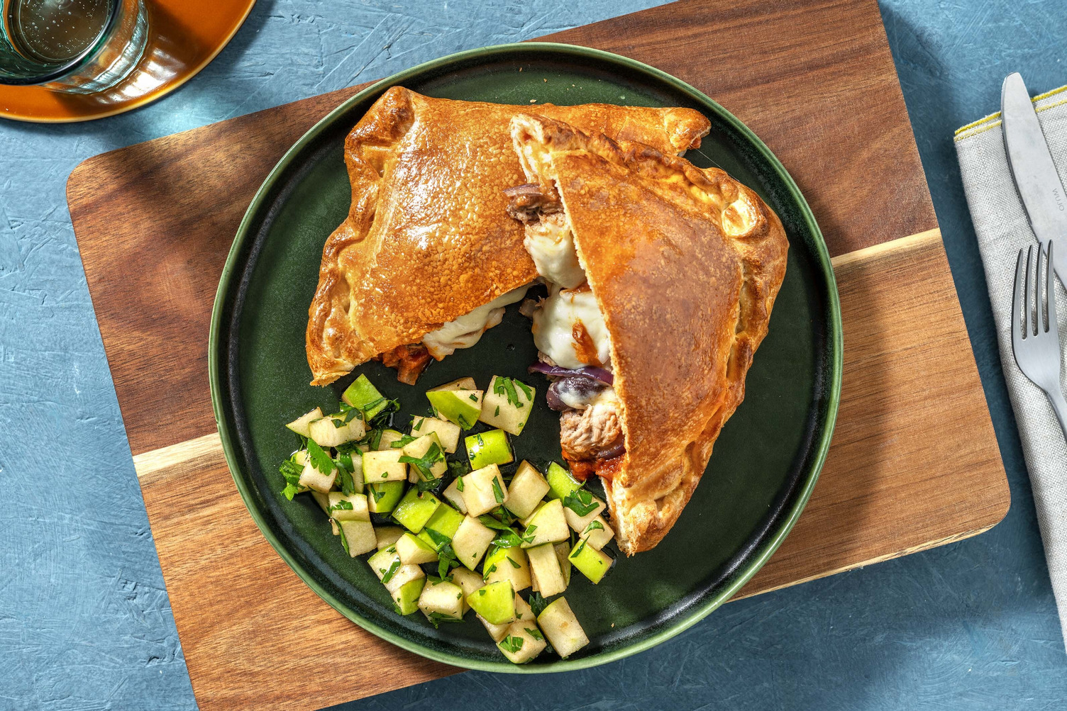 Pizza calzone met tonijn en mozzarella