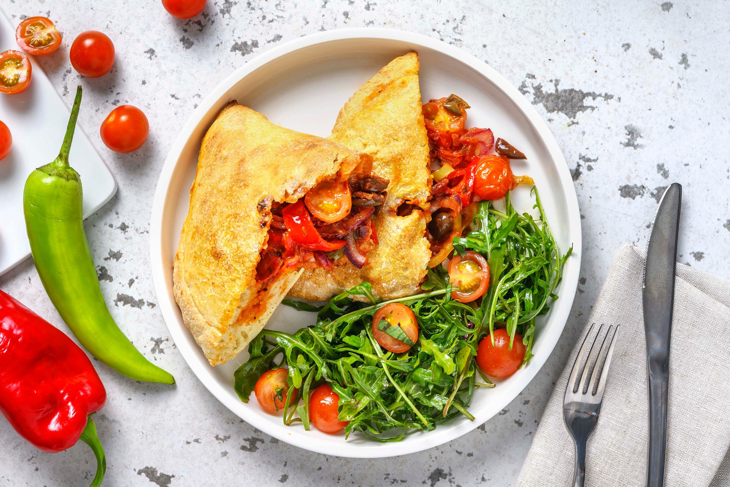 Groentecalzone met cherrytomaten en olijven
