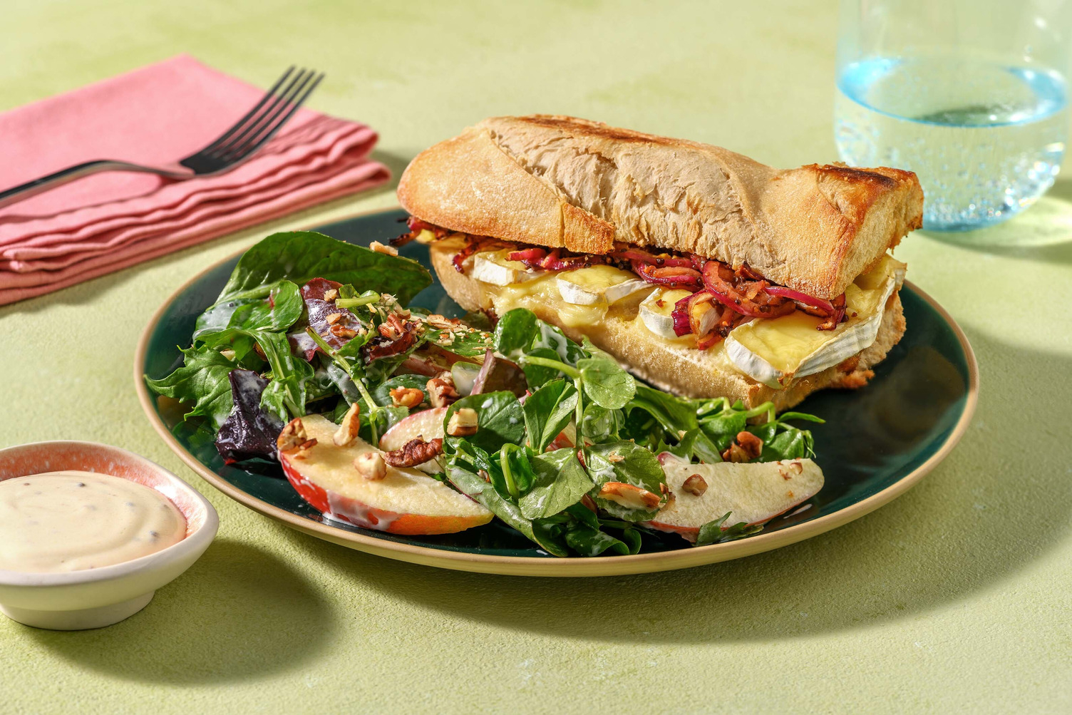 Camembert-Sandwich mit Feigen-Zwiebel-Relish