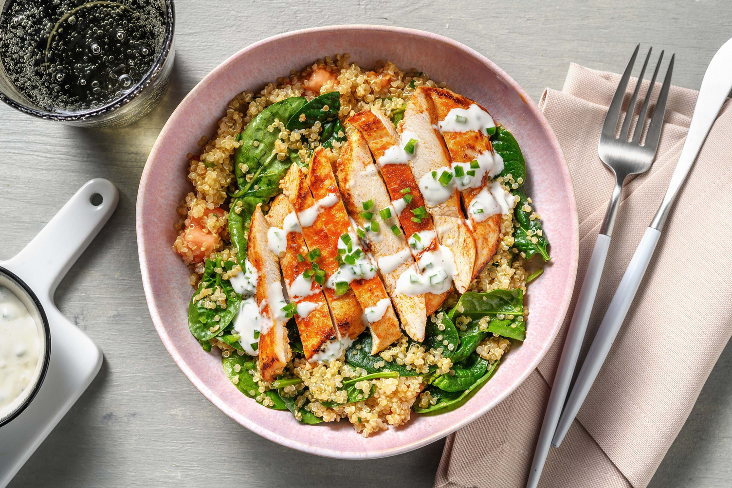 Bols de quinoa et de poulet faibles en glucides