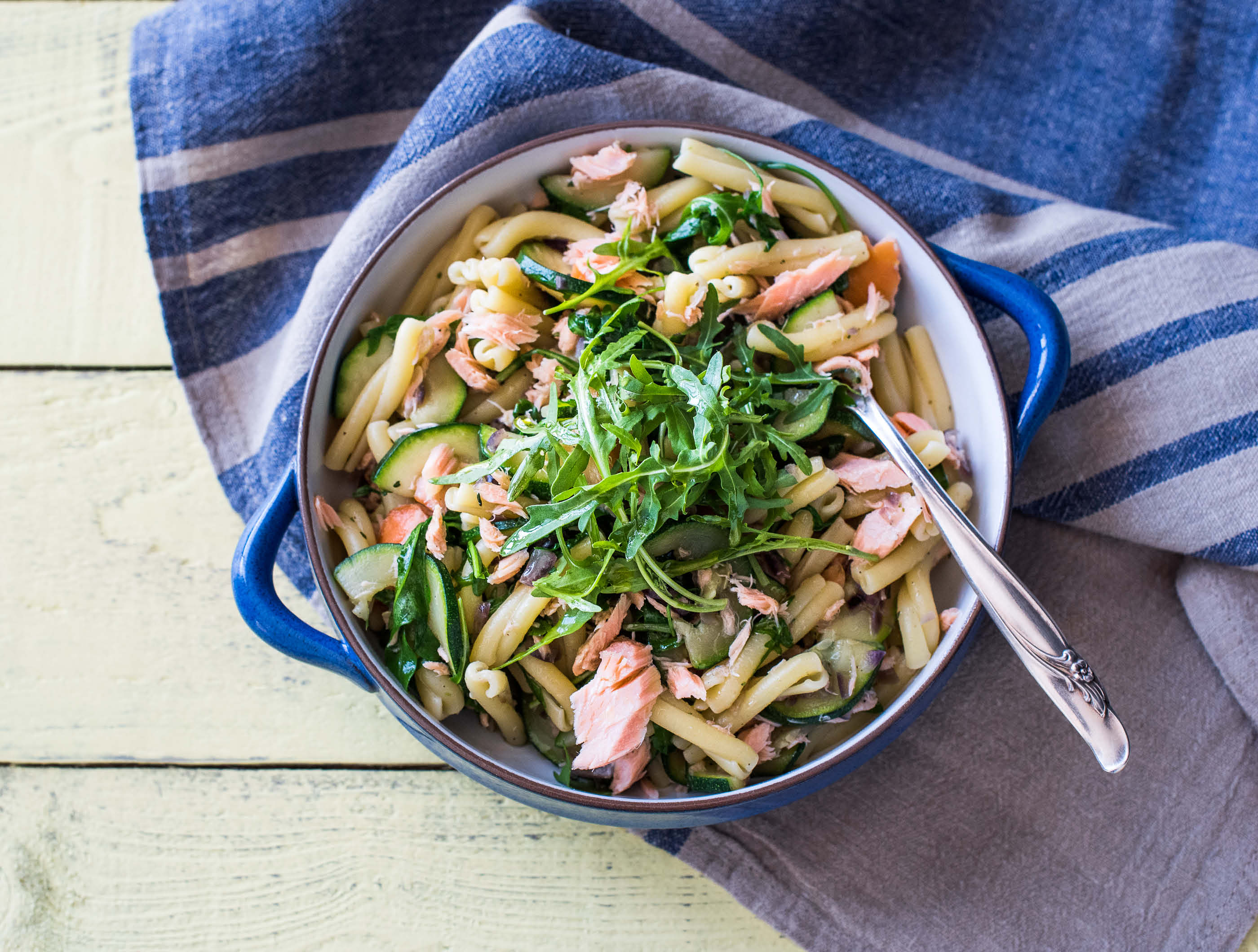 Caserecce integrale met warmgerookte zalmsnippers en citroentijm