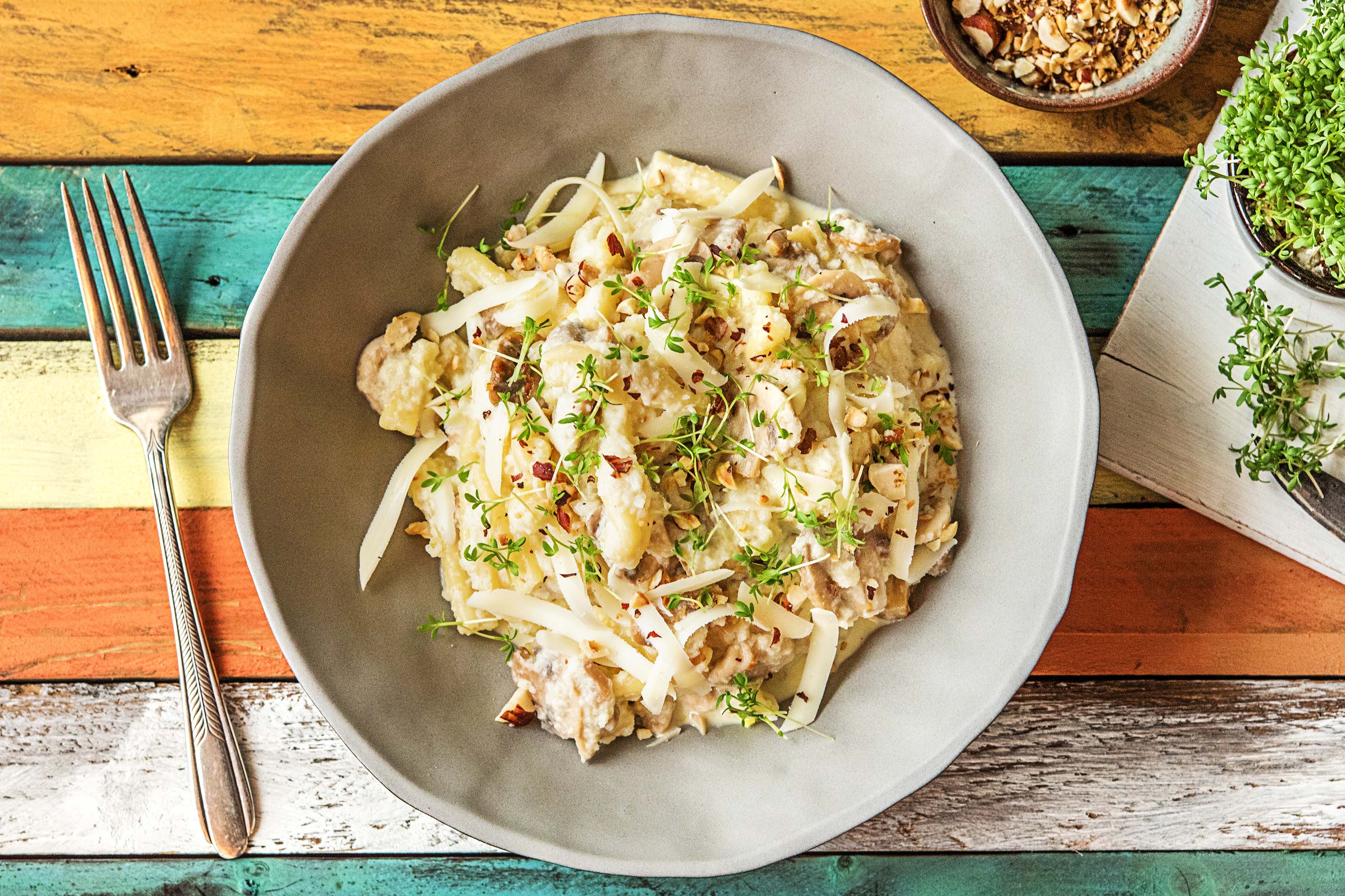 Caserecce met romige bloemkoolsaus, champignons en tuinkers