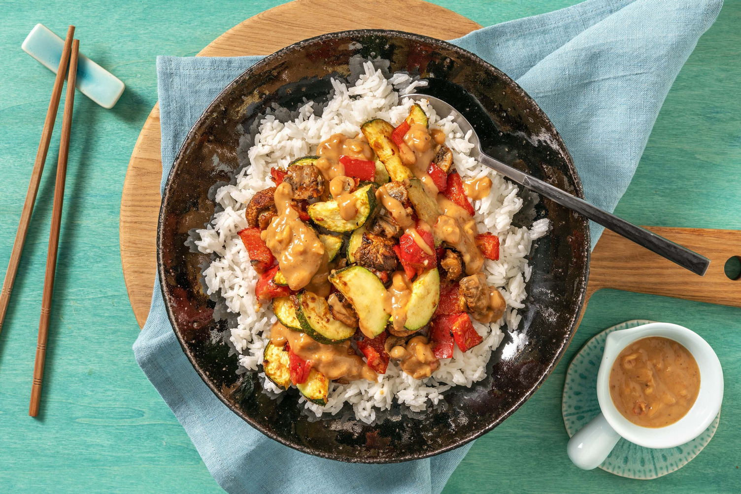 Champignon-Zucchetti-Gemüse mit Satay-Sauce