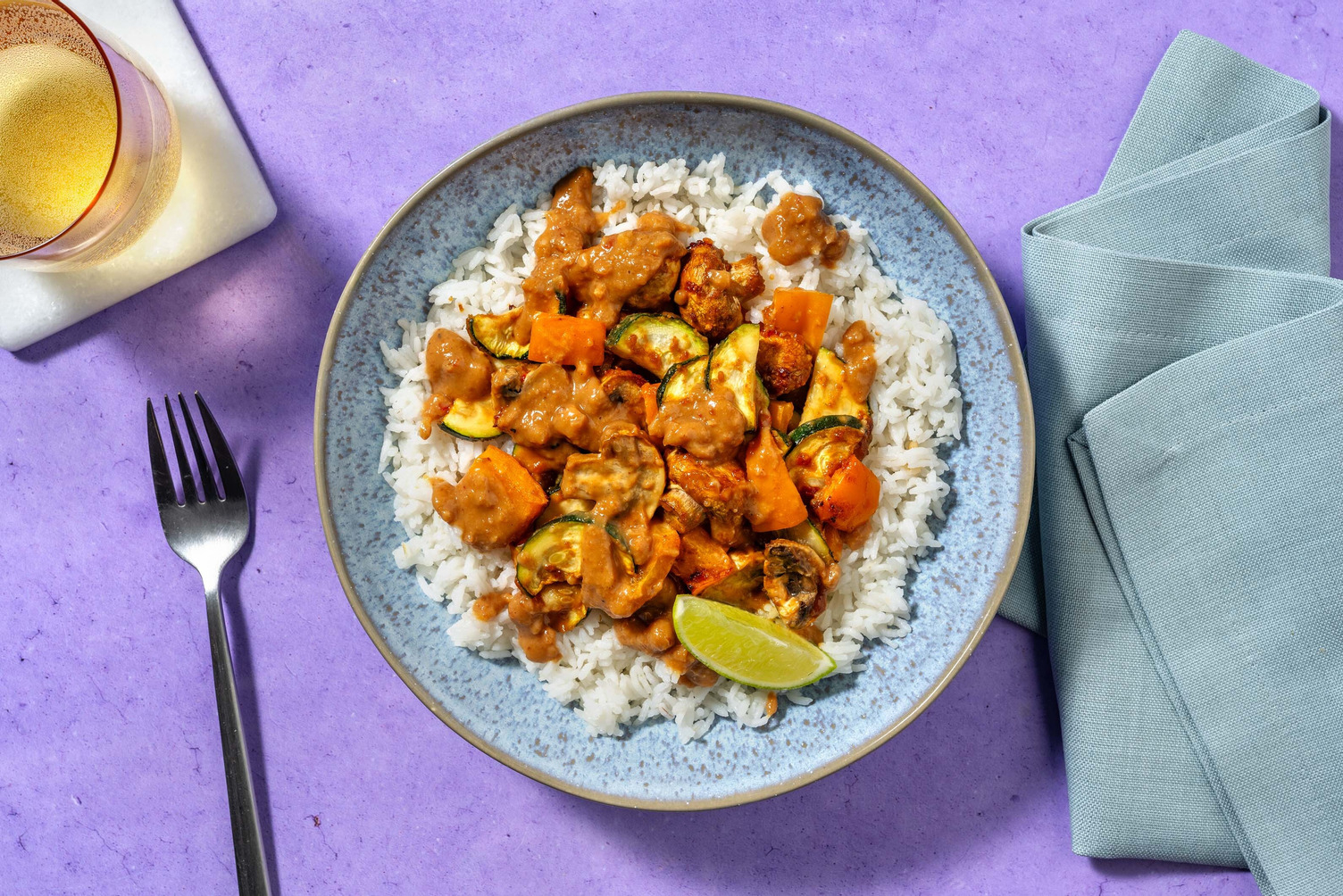 Champignon-Zucchini-Gemüse mit Satay-Sauce