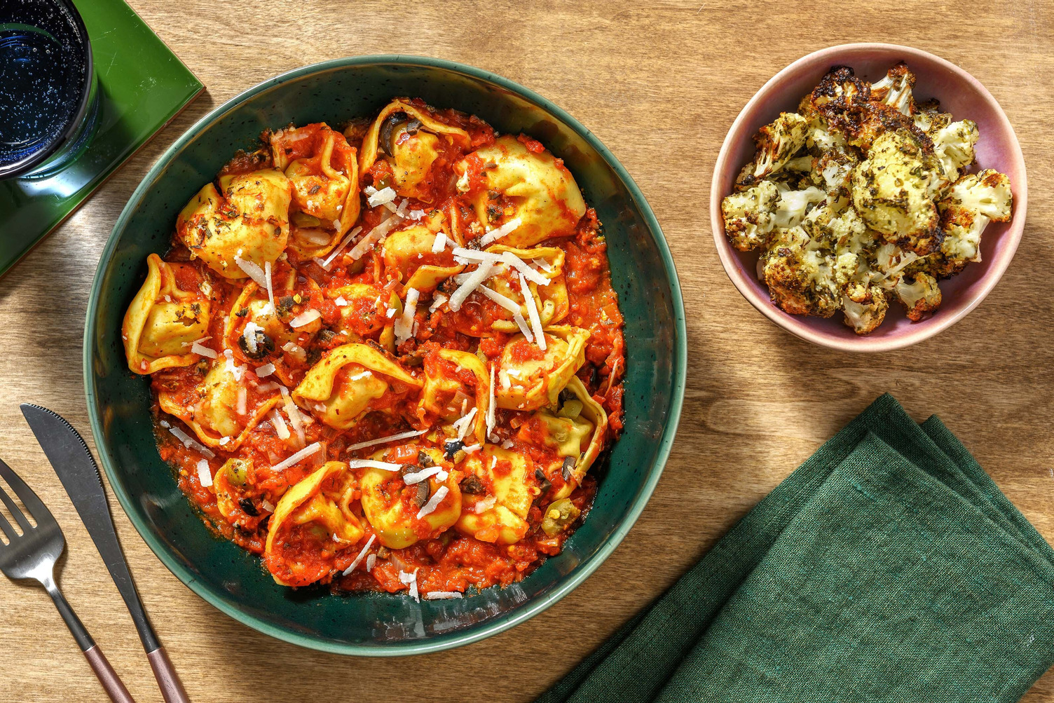 Tortellinis au fromage à la sauce puttanesca