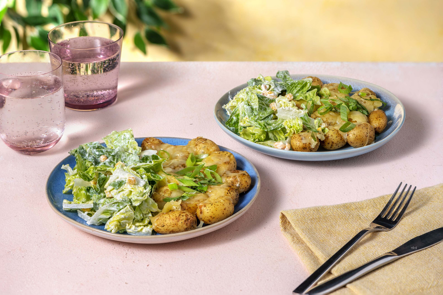 Cheesy Smashed Potatoes mit grünem Salat