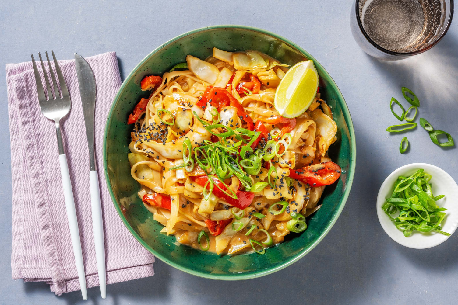 Chili-Nudeln mit Sesam-Erdnuss-Soße