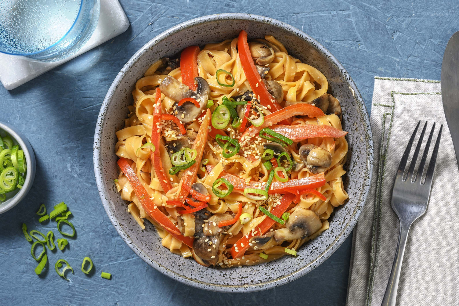 Chilinudel-Pfanne in Kokos-Zitronengras-Soße