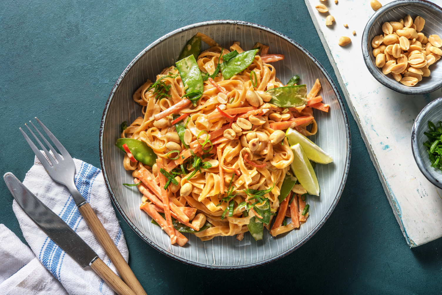 Chilinudeln in Erdnusssauce