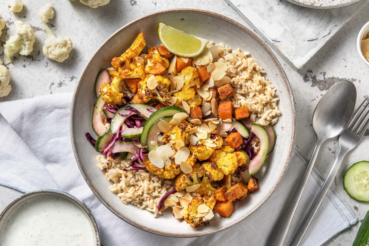 Chou-fleur et patate douce épicés rôtis servis avec du riz