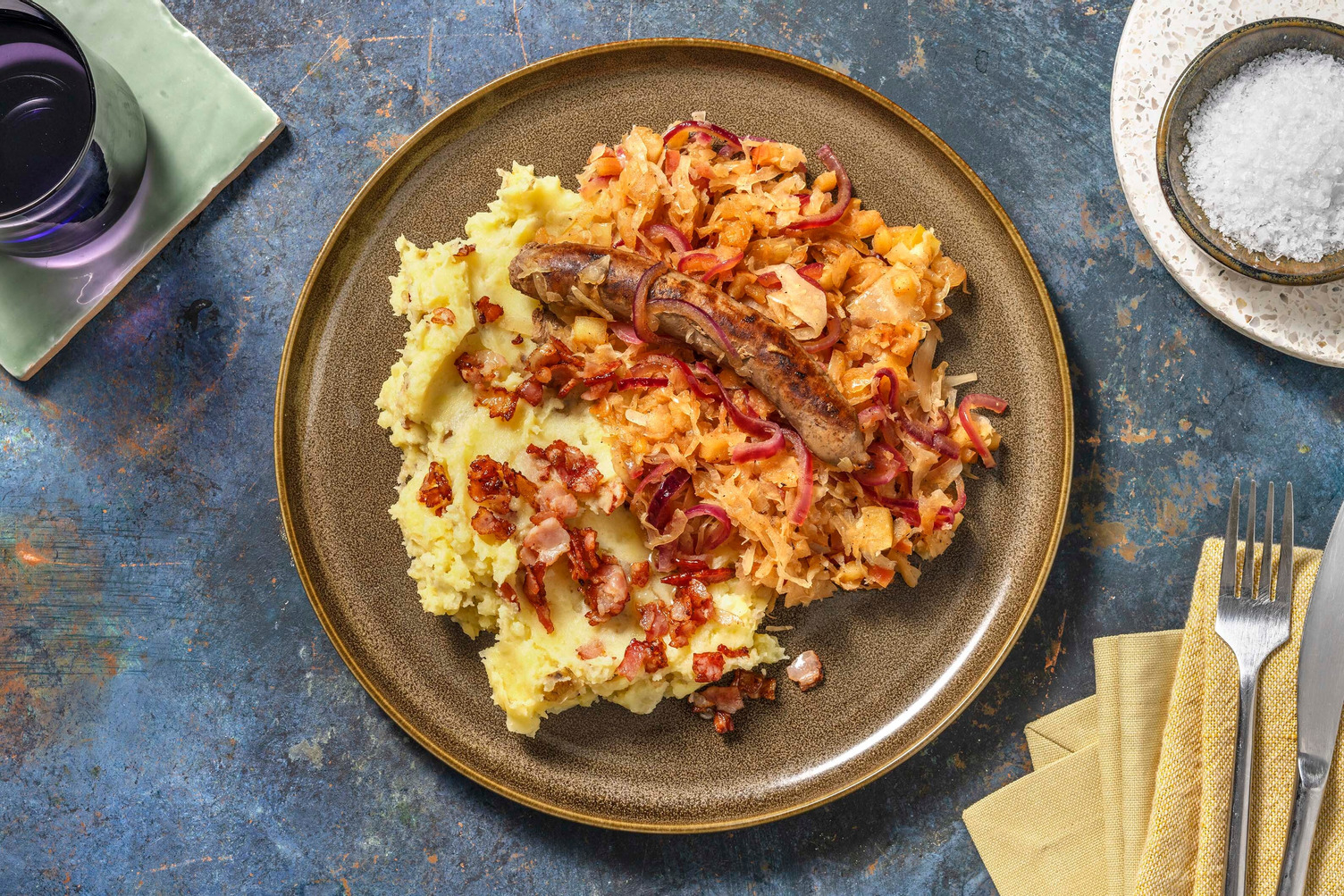 Zuurkoolpannetje met hertenhotdog en spekjes