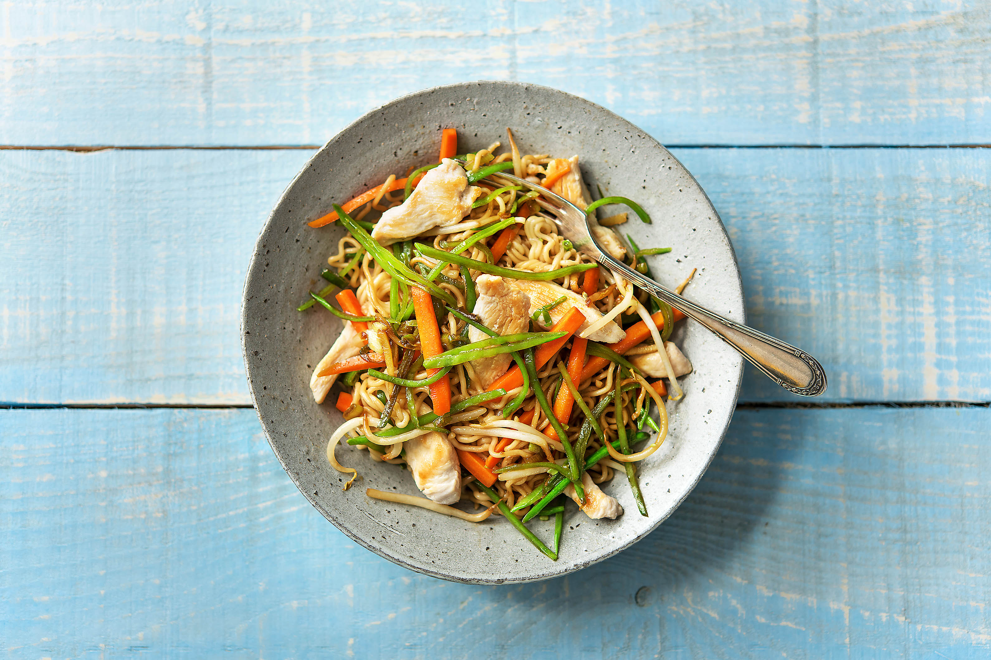 „Chow mein“ mit zartem Pouletfleisch