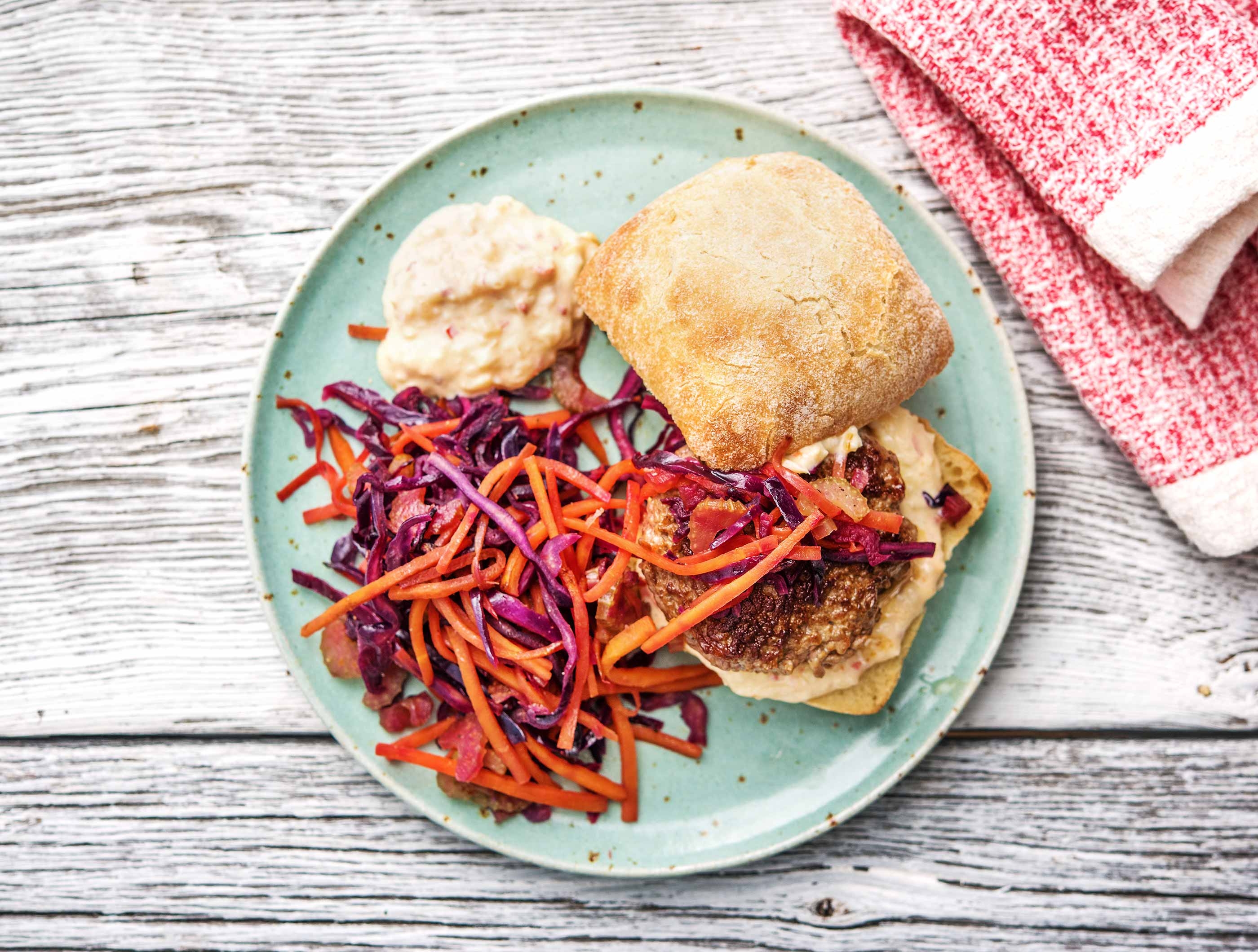 Ciabatta met rundertartaar en pittige yoghurtsaus