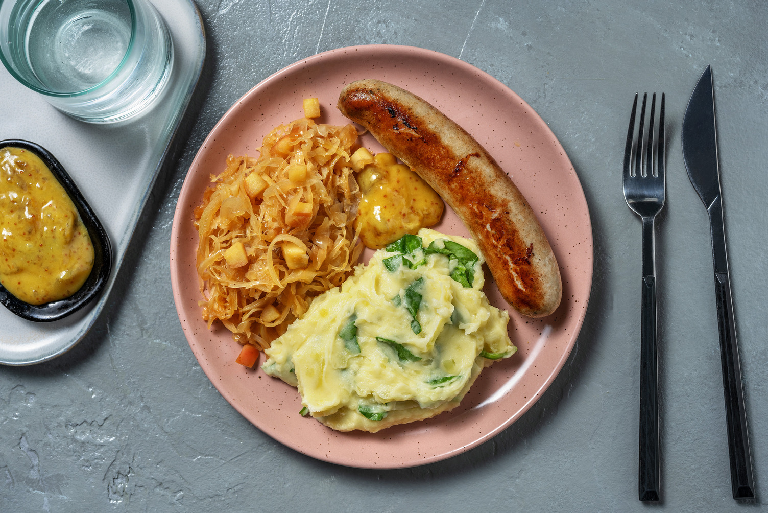 Thüringer Rostbratwurst mit Apfel-Sauerkraut