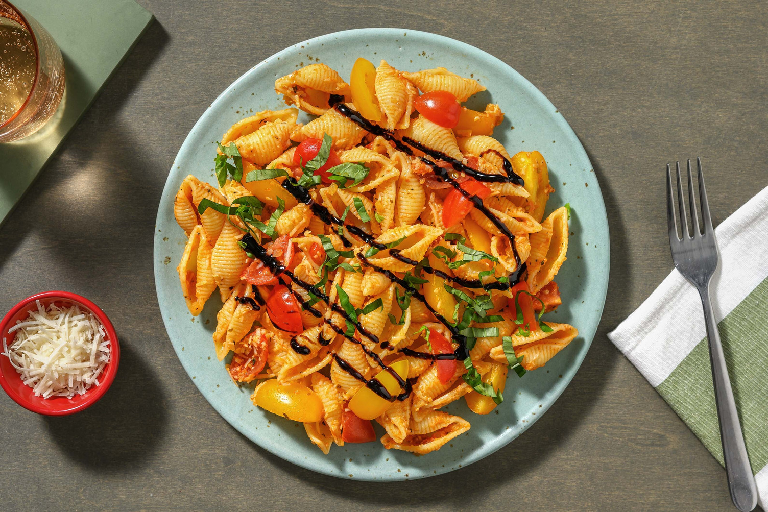 Conchiglie Bruschetta Art mit bunten Cherry-Tomaten