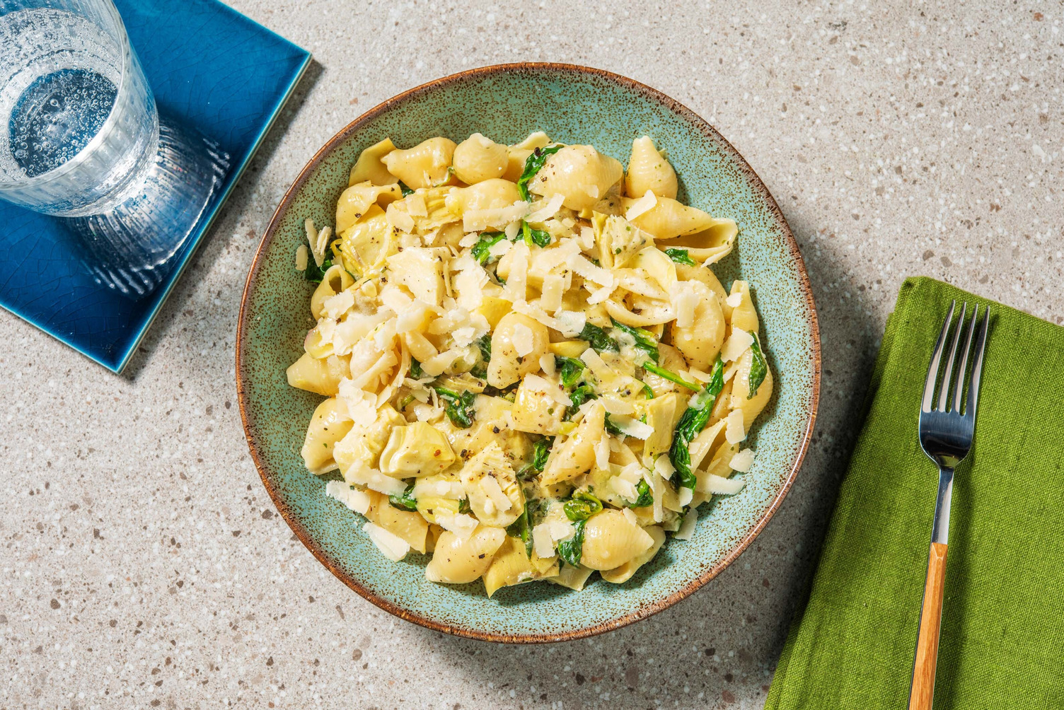 Conchiglie in romige saus met geraspte kaas