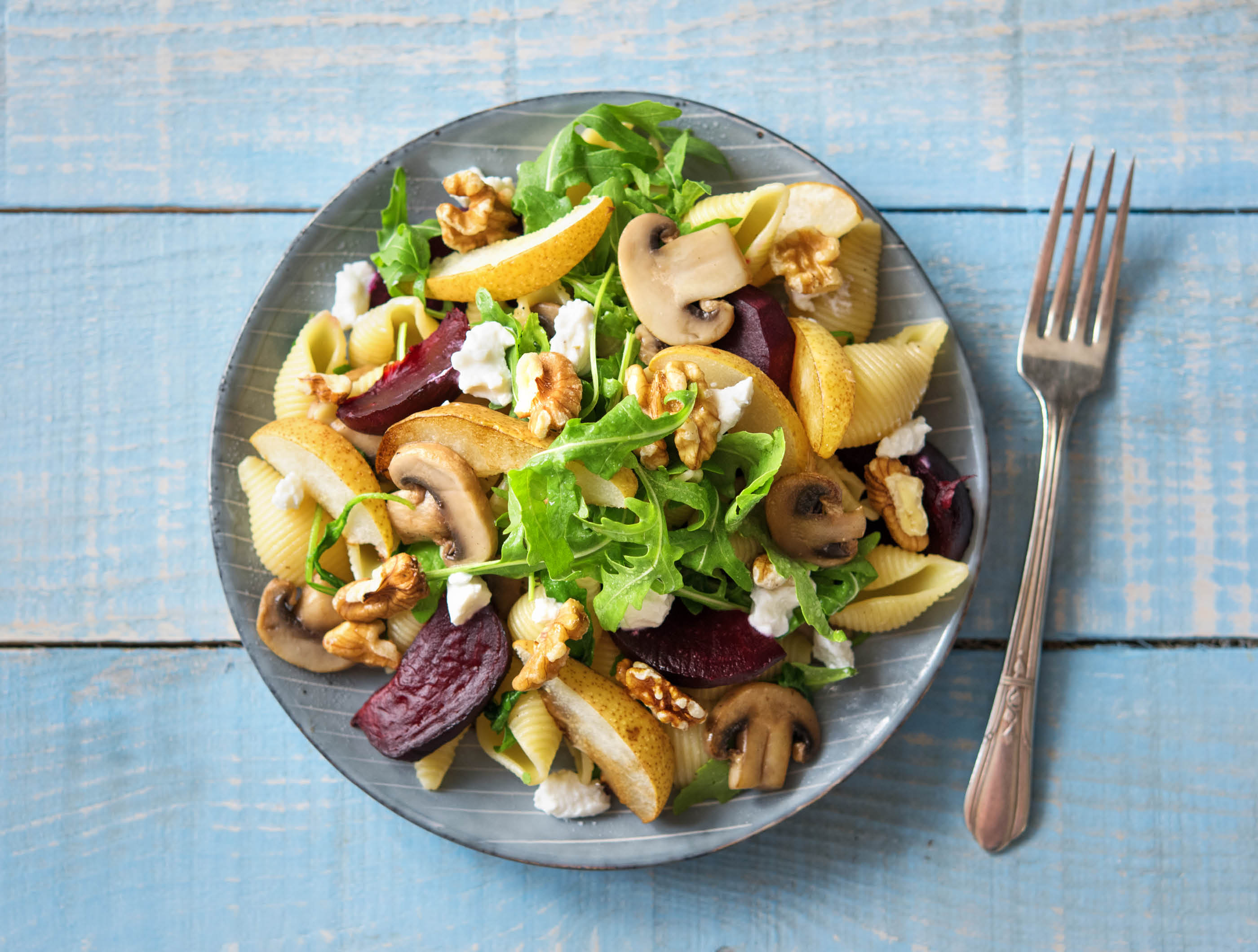 Conchiglie met rode biet, peer, geitenkaas en walnoten