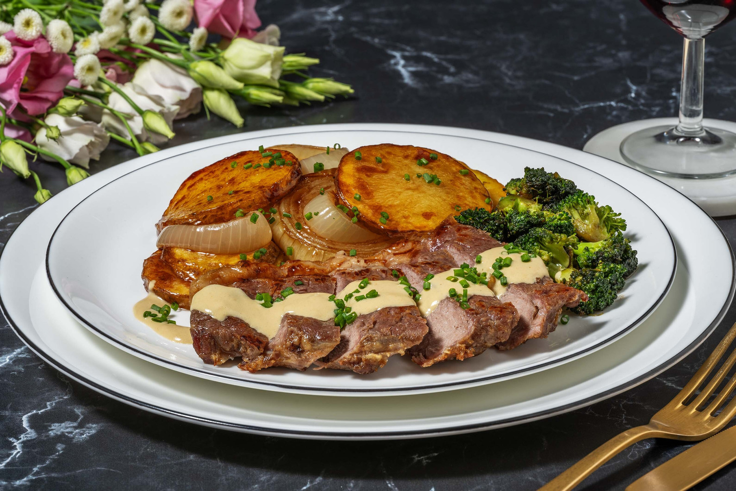 Faux-filet et pommes de terre lyonnaises