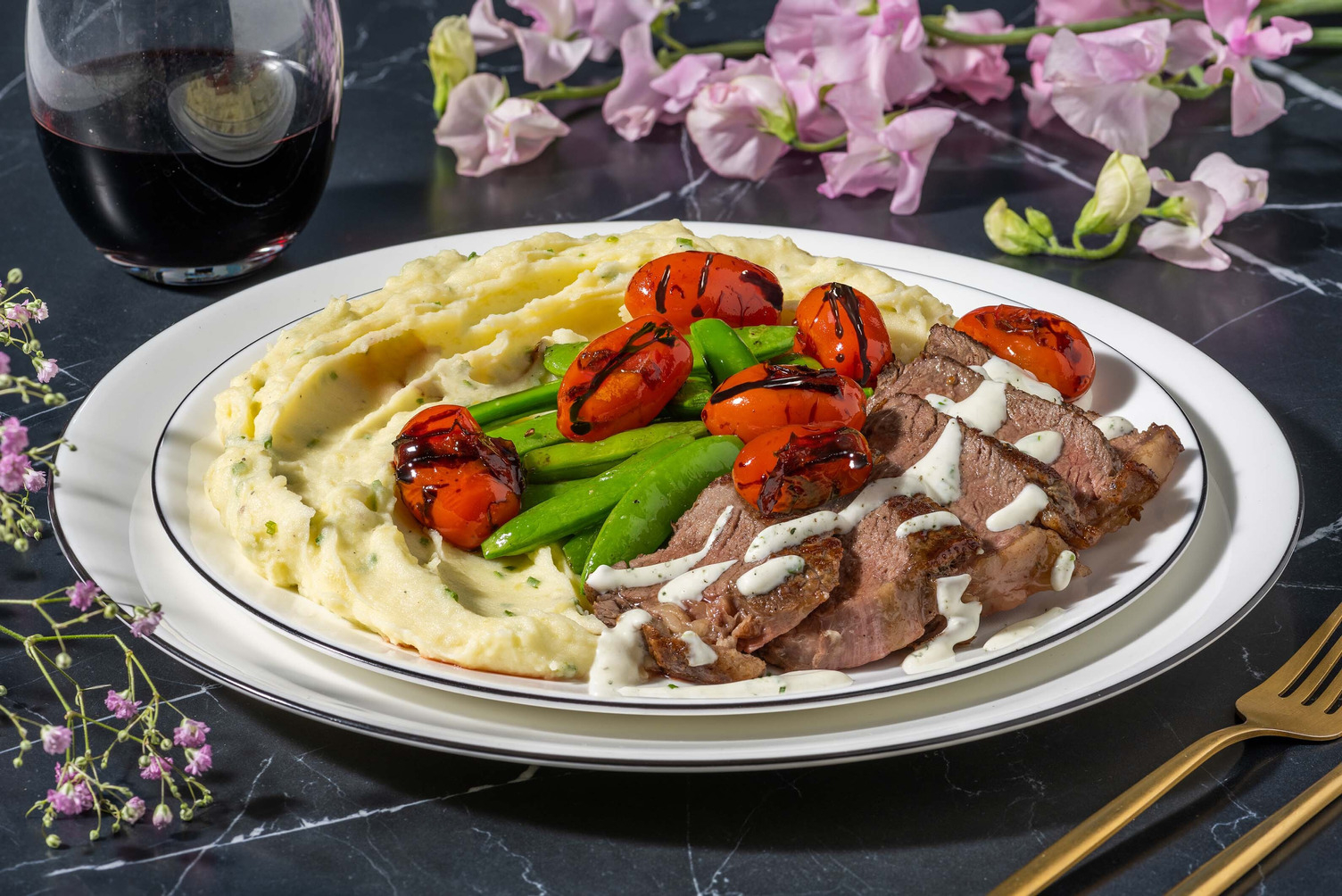 Steaks de filet de bœuf et sauce crémeuse à la ciboulette